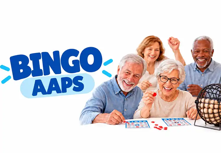 Arte do Bingo AAPS com quatro pessoas idosas sorrindo e participando de uma partida de bingo. Ao lado, aparece o texto “BINGO AAPS” em destaque, nas cores azul e azul-claro. Sobre a mesa estão cartelas de bingo, marcadores vermelhos e o globo utilizado pa